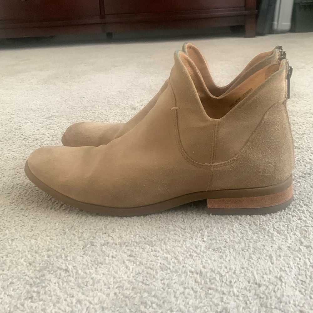 Born Arula Ankle Boot in Almond Buff Size 10 42 Tan Suede Leather Back Zipper